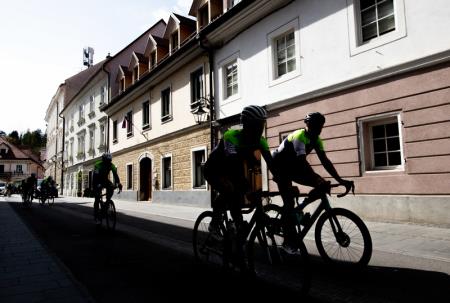 Ekipa kolesarjev v okviru projekta Dobrodelno okrog Slovenije tudi v Kamniku 5